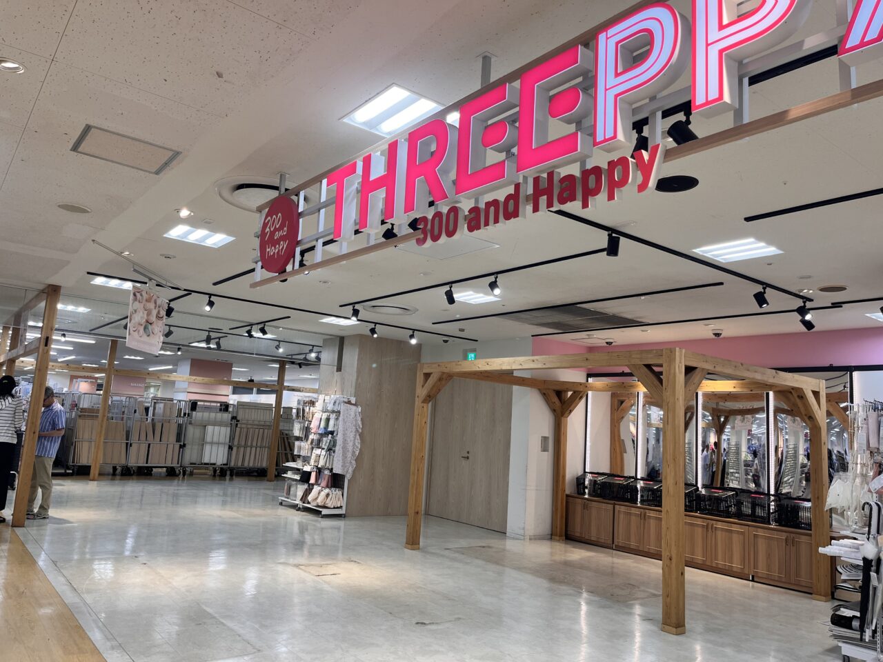 ダイソー改装中